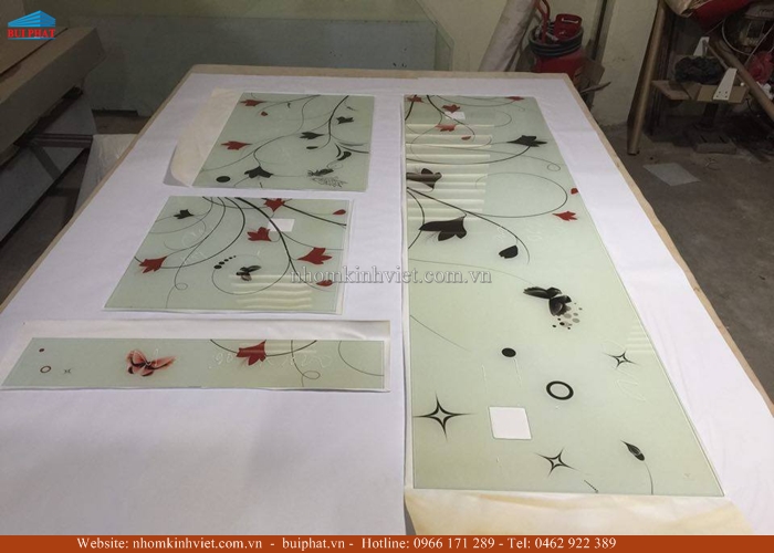 Kính màu ốp bếp hoa văn họa tiết